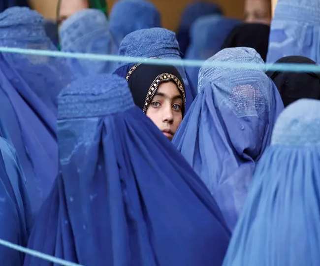 महिला पत्रकारों को भी काम करने से रोका गया