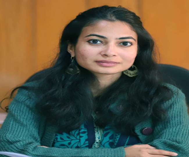 https://www.jagranimages.com/images/newimg/20082021/20_08_2021-debasweta_banik_dc_hamirpur_21946157.jpg