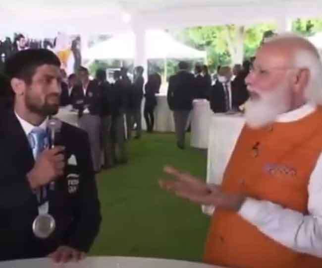 हरियाणा के खिलाड़ियों के बातचीत करते पीएम नरेंद्र मोदी।