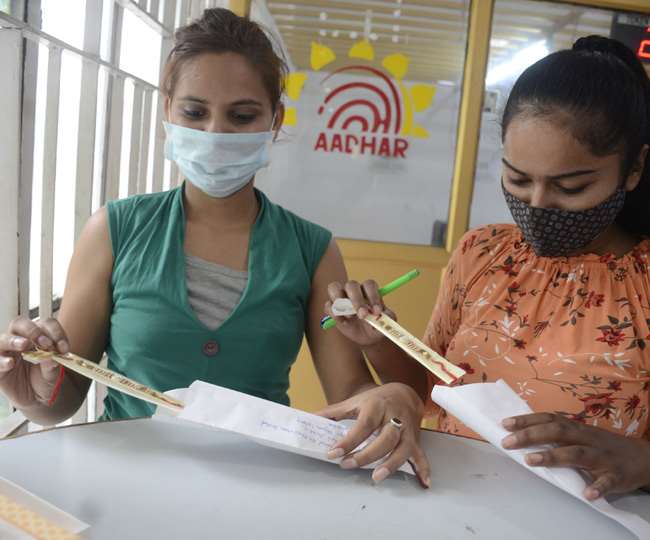 रक्षाबंधन पर्व को लेकर घंटाघर स्थित मुख्य डाकघर में भाई की कलाई के लिए राखी पोस्ट कराने पहुंचे युवतियां।