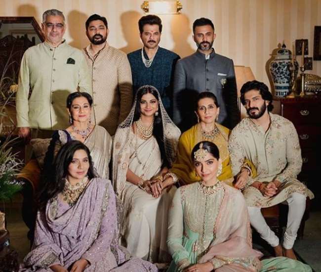 रिया- करण की शादी से दोनों परिवार की रॉयल फोटो आई सामने, मां सुनीता कपूर ने बेटी को बताया 'राजकुमारी' - Anil Kapoor With Sunita Kapoor Shares Unseen Royal Family Photo From
