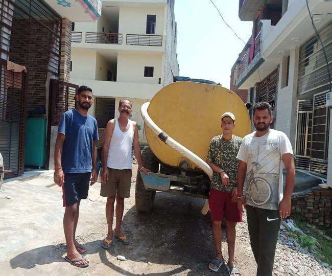 पानी की सप्लाई न आने पर लोगों को 300 रुपये देकर पानी का टैंकर मंगवाना पड़ता है।