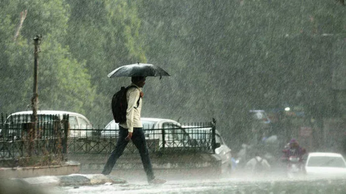 UP Weather: यूपी के 15 जिलों में आज और कल भारी बारिश की चेतावनी, Lucknow में कैसा रहेगा मौसम