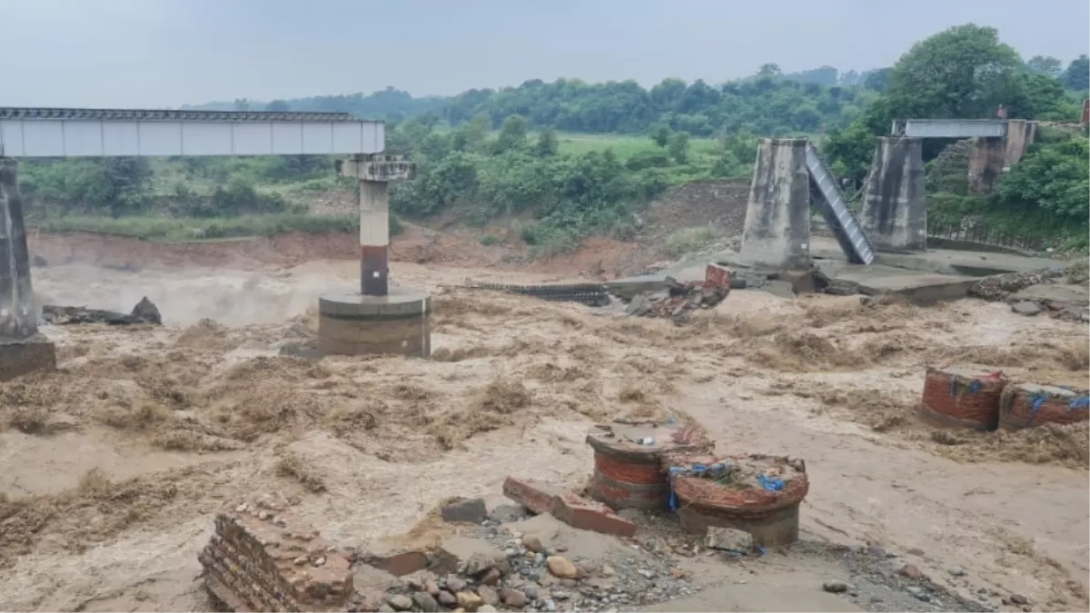 हिमाचल को पंजाब से जोड़ने वाला चक्‍की रेलवे पुल टूटा, खड्ड में आई बाढ़ में बह गया पिलर, देखिए वीडियो
