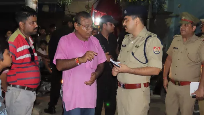 पुलिस अधिकारियों से शिकायत करते पीड़ित । सौजन्य : जागरण