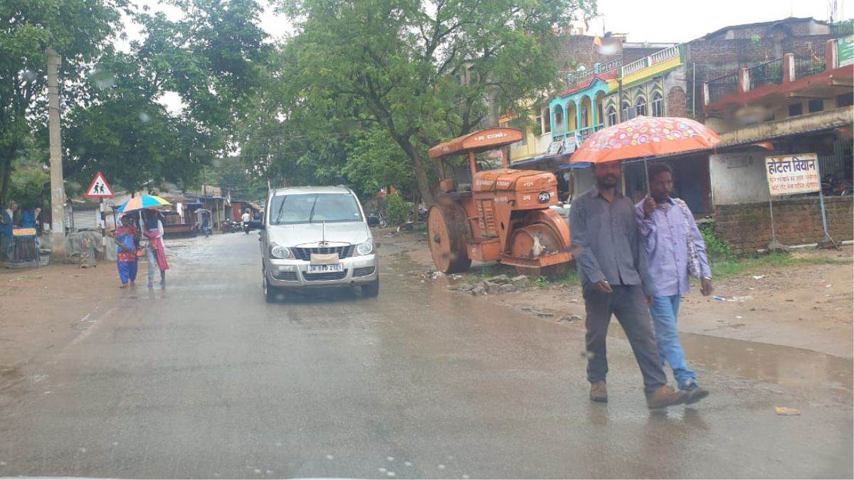 Jharkhand Weather News: लोहरदगा में लगातार बारिश से आम जनजीवन बेहाल।