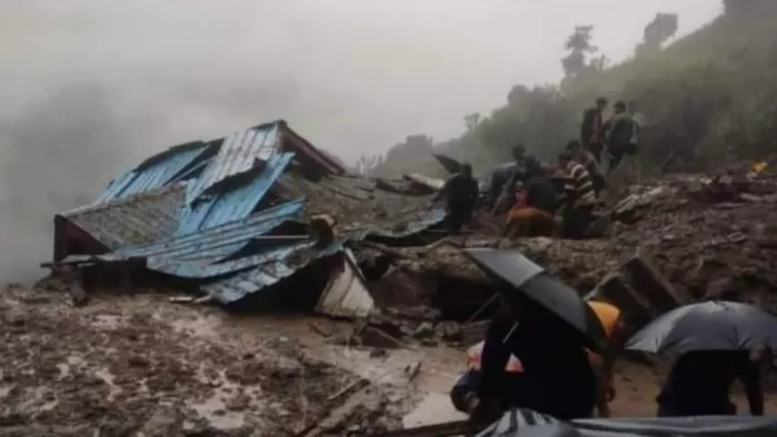 गोहर उपमंडल की कासन पंचायत में बादल फटने से आई बाढ़ में क्षतिग्रस्त मकान।