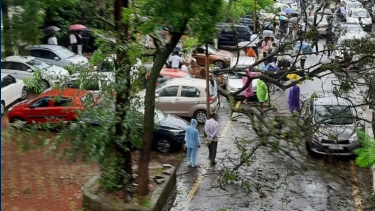 Jharkhand Weather Update LIVE: रांची में तेज आंधी तुफान से जन जीवन अस्त-व्यस्त... सिविल कोर्ट परिसर में गिरे कई पेड़, वाहन क्षतिग्रस्त