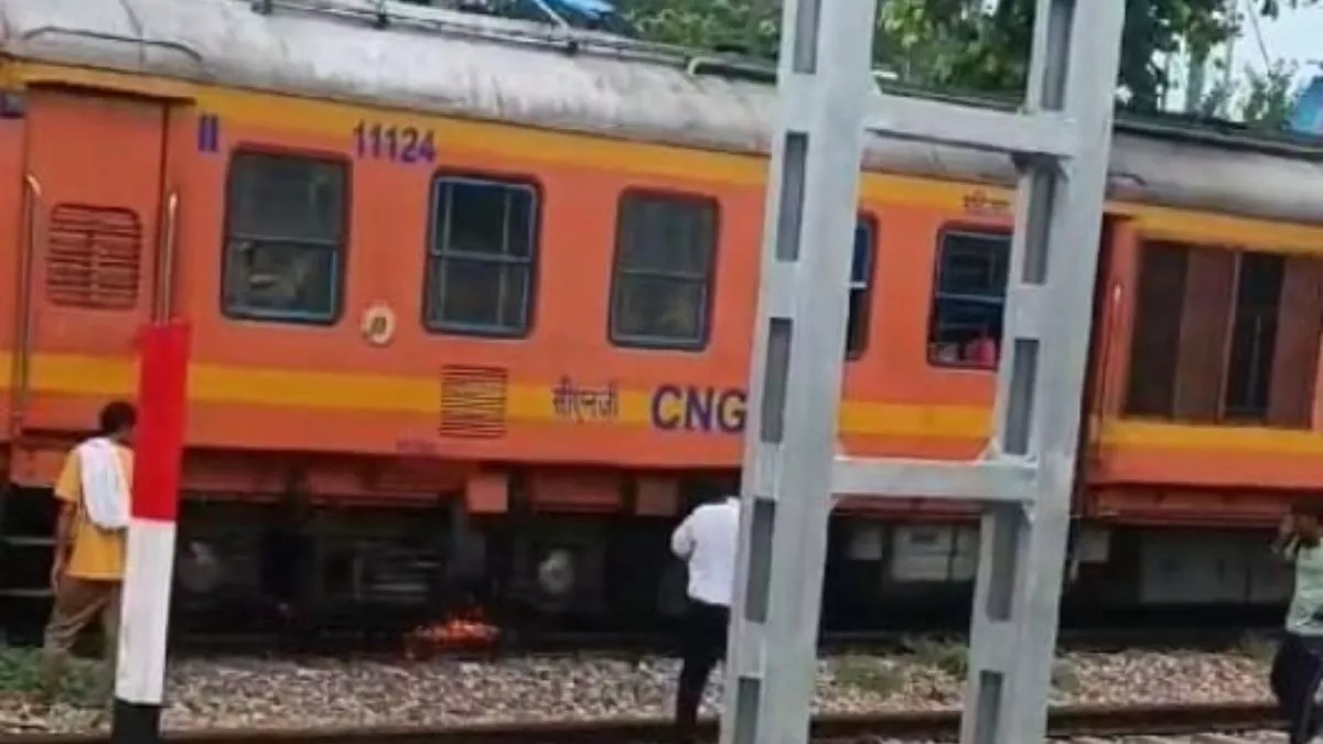 Baghpat News: ट्रेन रुकने के बाद भी घूमते रहे बोगी के पहिये, उठी चिंगारी