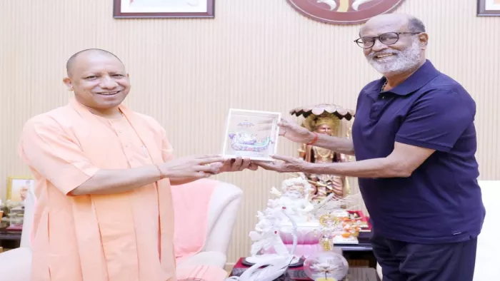 योगी आदित्यनाथ से सुपरस्टार रजनीकांत ने की भेंट