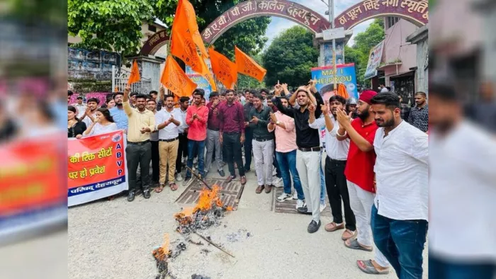 देहरादून। स्नातक प्रथम वर्ष में मेरिट के आधार पर प्रवेश देने की मांग को लेकर प्रदर्शन