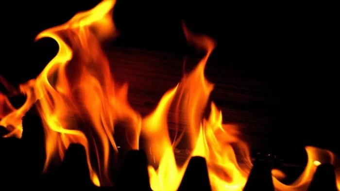 पुरानी अनाज मंडी में आग लगने से 50 से अधिक दुकानें जलकर खाक। फाइल फोटो।