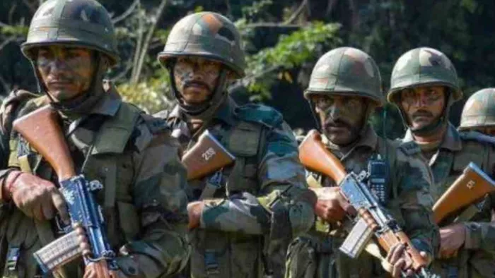 कश्मीर के पुलवामा में आतंकियों और सुरक्षाबलों के बीच मुठभेड़