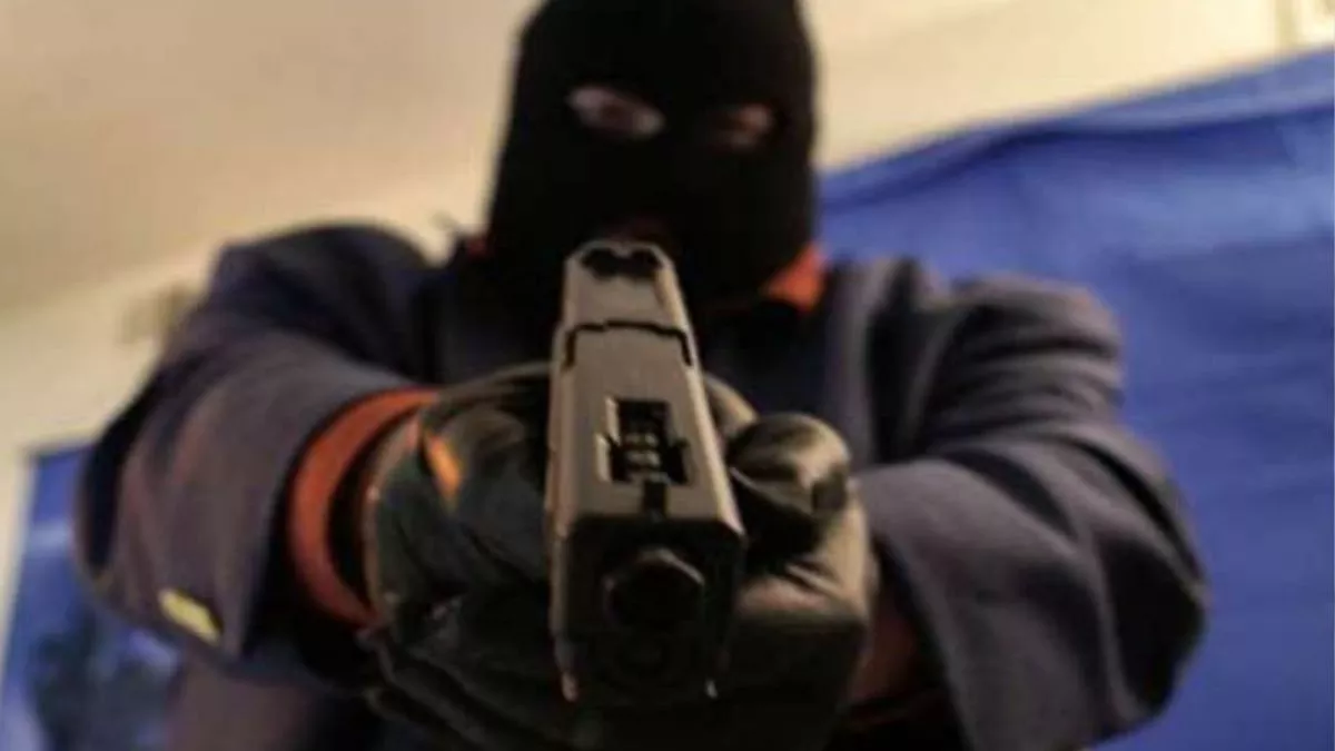 bathinda loot robbers entered the house in the middle of the night took women and girls hostage and looted jewelry cash and scooty