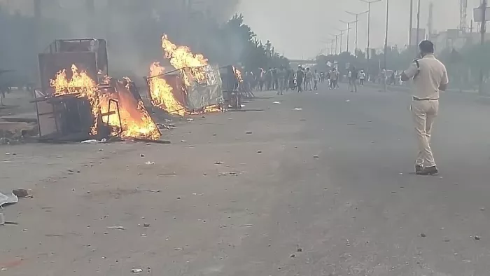 साइबर क्राइम थाने में तोड़फोड़, गाड़ियों में आग लगाने के मामले में दो गिरफ्तार