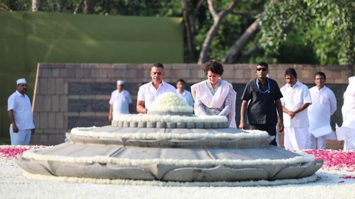 priyanka gandhi pays tribute to her father rajiv gandhi on birth anniversary