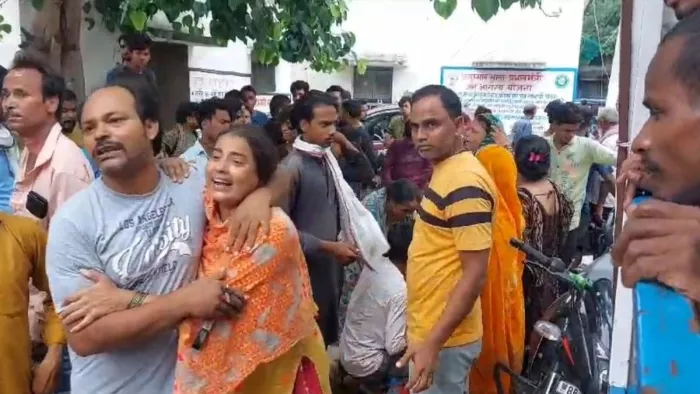 रोते बिलखते बच्चों के स्वजन। फोटो- जागरण