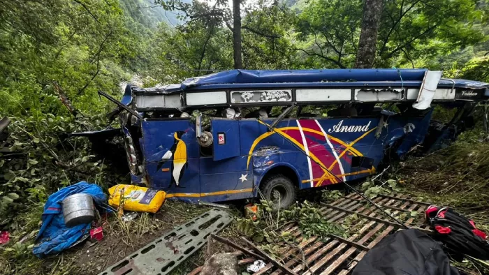 हादसे के दौरान यात्रियों में चीख-पुकार मची रही।