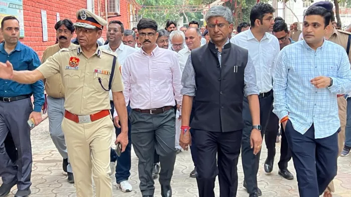 CID प्रमुख आलोक मित्तल, जिला उपायुक्त विक्रम सिंह, पुलिस आयुक्त ओपी नरवाल निरीक्षण करते हुए।