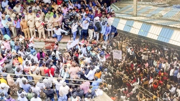 बदलापुर दुष्कर्म मामला में तीन पुलिस अधिकारी सस्पेंड (फोटो-जागरण)