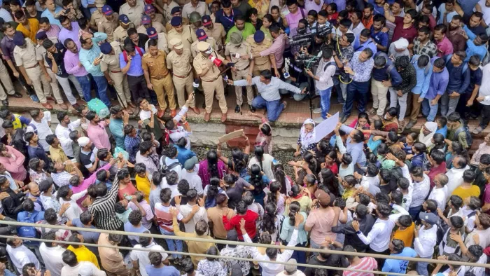 स्कूल में बच्चियों के यौन शोषण के विरुद्ध में धरना प्रदर्शन। (File Photo)