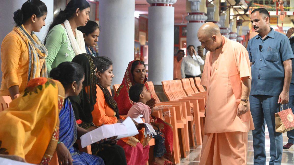cm yogi in gorakhpur chief minister heard problems of people in janta darshan gave instructions for timely and fair redressal