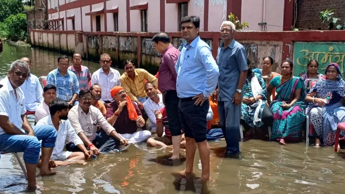 विधायक राज सिन्हा (केसरिया पगड़ी बंधे हुए) और उनसे वार्ता करते नगर आयुक्त रविराज शर्मा