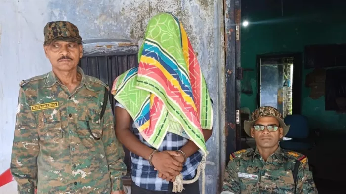 गिरफ्तार पीएलएफआइ सदस्य के साथ आनंदपुर थाने की पुलिस