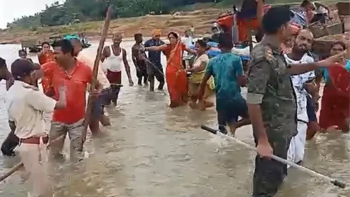 पाकुड़िया के बेनाकुड़ा ब्राह्मणी नदी घाट पर पुलिस व ग्रामीणों के बीच हो रही झड़प। (जागरण फोटो)