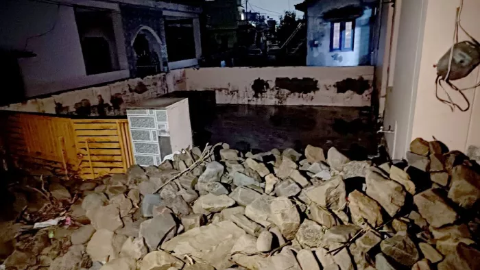 प्रशासन ने रेस्कयू ऑपरेशन शुरू कर दिया है।