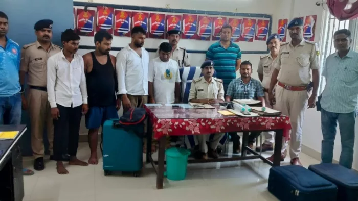 चार बदमाश के साथ सोनपुर थाना अध्यक्ष धर्मेंद्र कुमार एवं अन्य कर्मी। जागरण