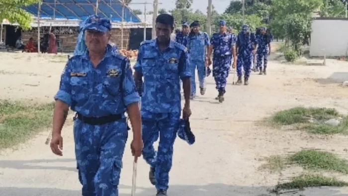 पारू के गोपालपुर गांव में कैंप करते सुरक्षा बल।