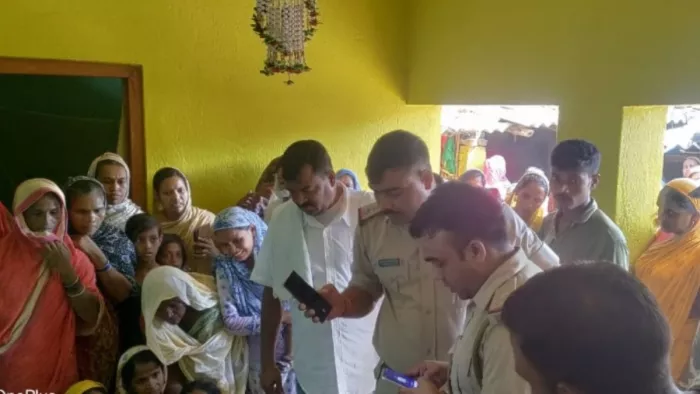 किशोरी के आत्महत्या करने के बाद जांच पड़ताल को पहुंची पुलिस। (जागरण फोटो)