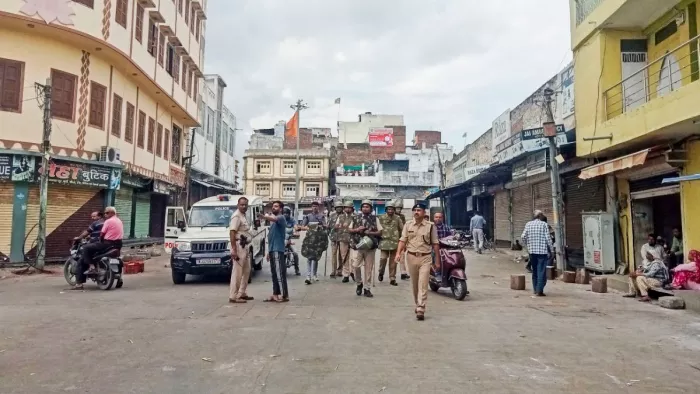 चाकूबाजी की घटना के बाद उदयपुर में सांप्रदायिक तनाव फैल गया।