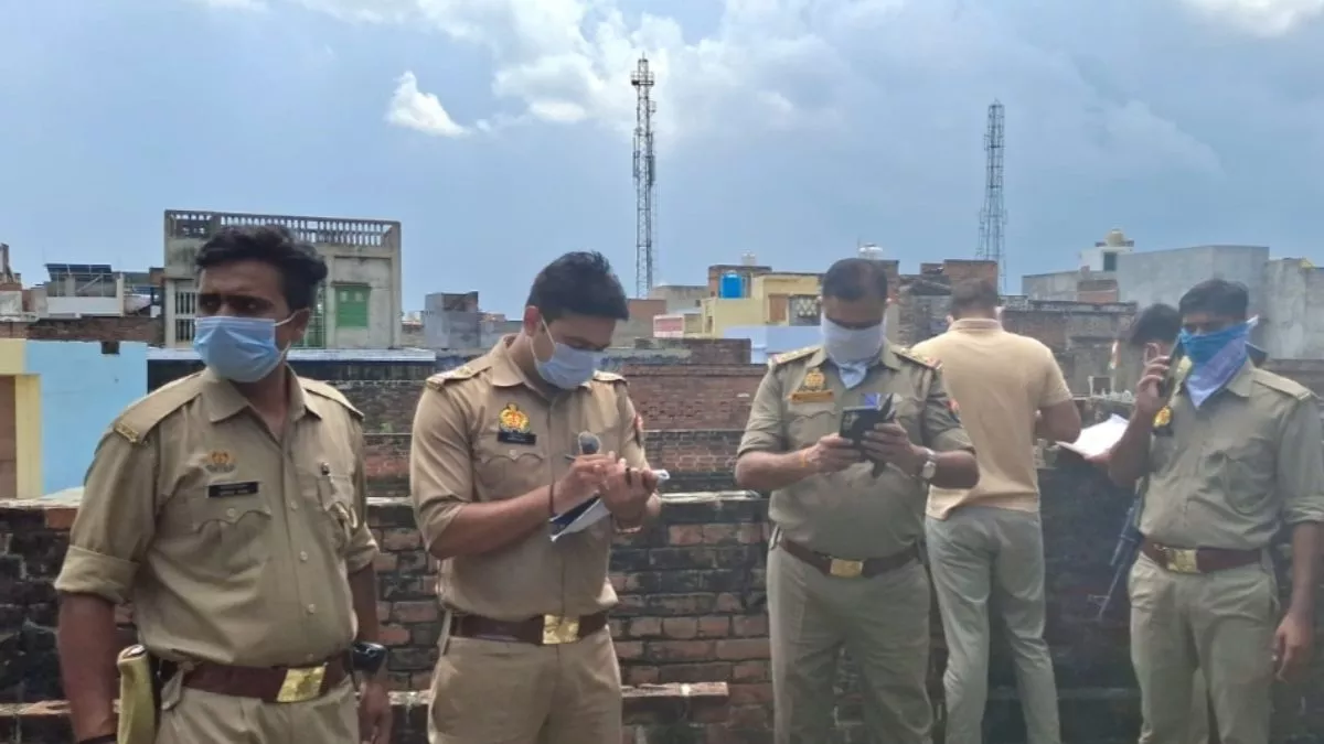 UP News: बंद कमरे से आ रही थी दुर्गंध, पुलिस ने दरवाजा खोलकर देखा तो...