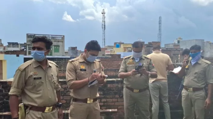 पुरविया टोला के मकान की छत पर जांच पड़ताल करती पुलिस। जागरण