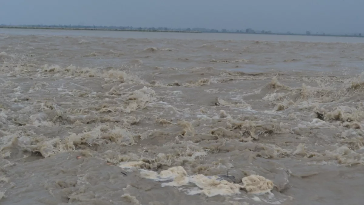 Baghpat: खतरे के निशान से दो मीटर ऊपर बह रही यमुना, कई गांवों के खेतों में घुसा पानी, कटान शुरू