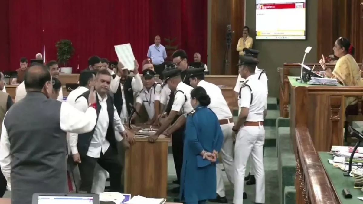 Uttarakhand Vidhan Sabha: सदन में मर्यादा तार-तार, कांग्रेस विधायकों ने माइक-बलेट तोड़ा; पीठ की ओर उछाले पर्चे
