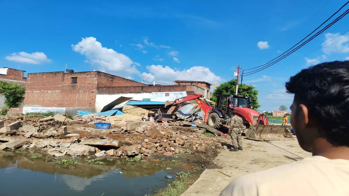 UP News: गोरखपुर में अतिक्रमण पर चला बुलडोजर, करोड़ों की भूमि पर हटाया कब्जा