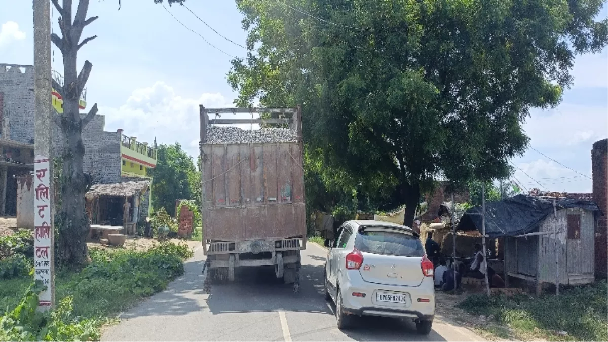 यूपी के इस जिले में सड़कों पर धड़ल्ले से दौड़ रहे ओवरलोड वाहन पुलिस व परिवहन विभाग बने हैं बेखबर