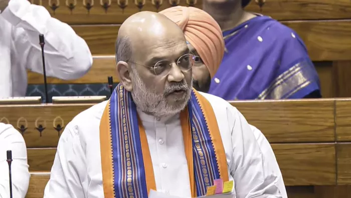 अमित शाह की ओर विपक्षी सांसदों ने बिल के कागड़ फेंके।(फोटो सोर्स: पीटीआई)
