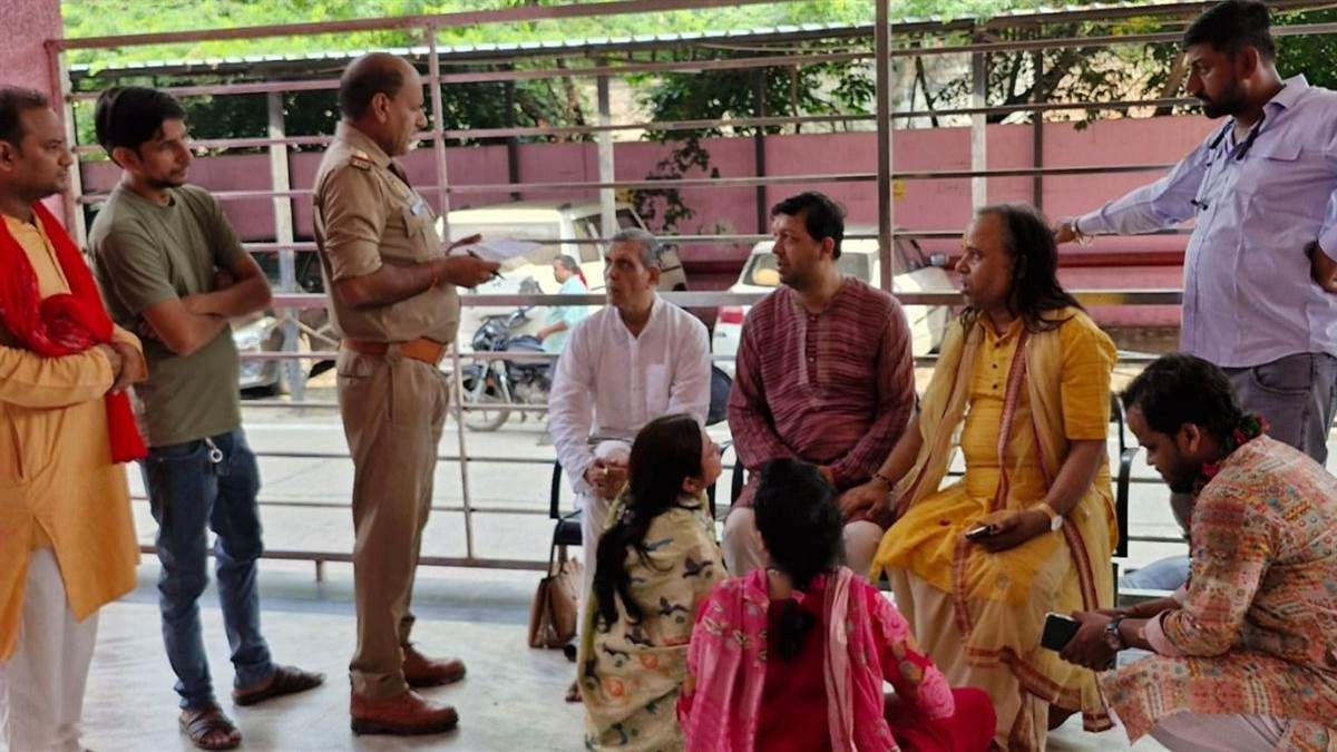 https://www.jagranimages.com/images/newimg/20082025/20_08_2025-bankebihari_24018843.jpg