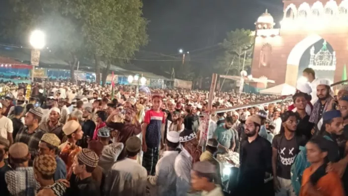 मदरसा जामियातुररजा में उर्स ए रजवी के दौरान मौजूद अकीदतमंद। सौ. से मीडिया प्रभारी