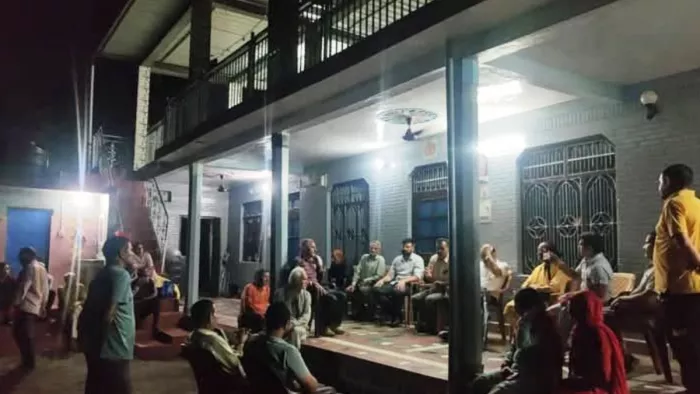 ब्यास नदी से सटे कोटला गांव से रेस्क्यू किए गए लोगों से बात करते अधिकारी। जागरण