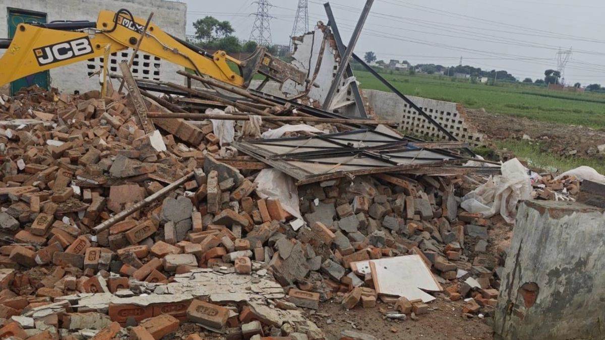 https://www.jagranimages.com/images/newimg/20082025/20_08_2025-bulldozer_24019428_184151921.jpg