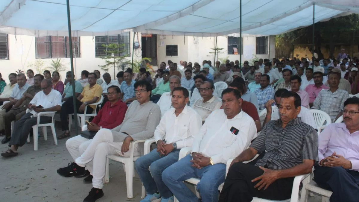 यूपी सरकार के इस आदेश से नाराज हो गए शिक्षक, धरने पर बैठे; मांगे पूरी नहीं होने पर आंदोलन की चेतावनी