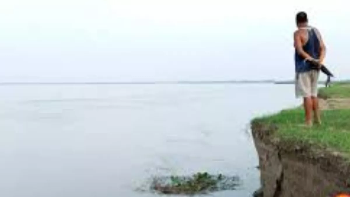 Sultanpur News : घाघरा का जलस्तर बना लोगों के लिए आफत, नदी निगल रही उपजाऊ जमीन!