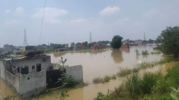 यमुना के किनारे बसे गांवों की तरफ बढ़ रहा पानी। जागरण