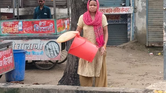 विजयनगर में शिवपुरी के पास नाले में कूड़ा डालती महिला। सौ. महापौर