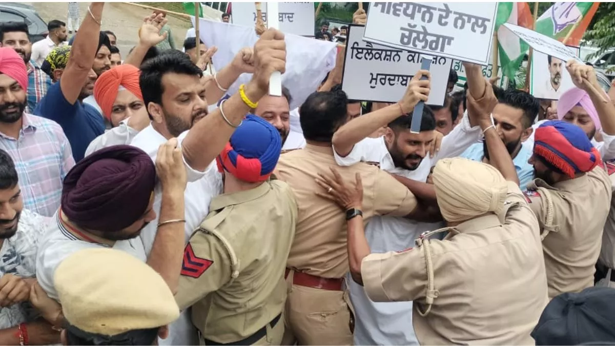 राहुल गांधी के 'वोट चोरी' दावों के बीच पंजाब में कांग्रेस का प्रदर्शन, पुलिस ने जिला प्रधान सहित 3 नेता हिरासत में लिए